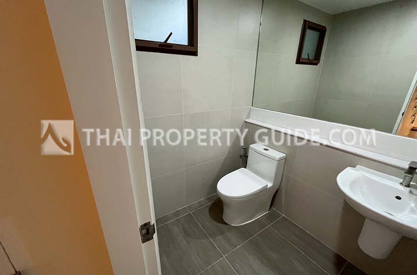 House with Shared Pool in Bangnatrad 